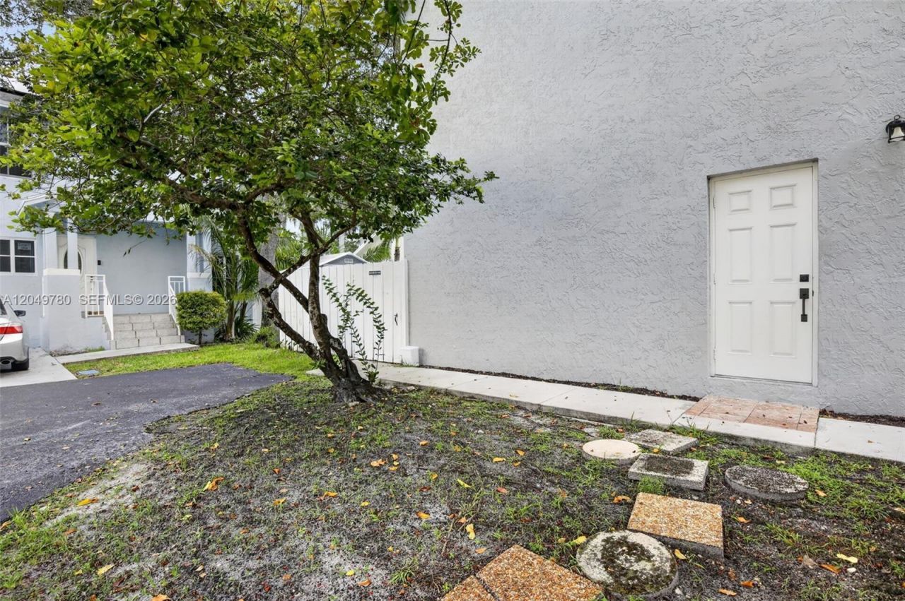 490 NW 102nd Ter, Pembroke Pines, FL 33026 Photo