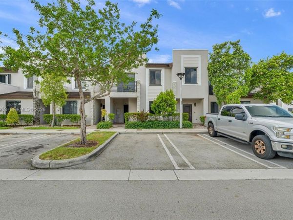 582 NE 207th St , Miami, FL 33179