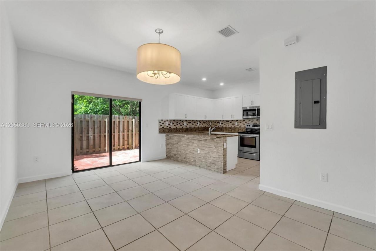 582 NE 207th St , Miami, FL 33179 Photo
