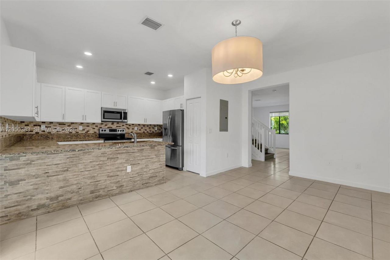 582 NE 207th St , Miami, FL 33179 Photo