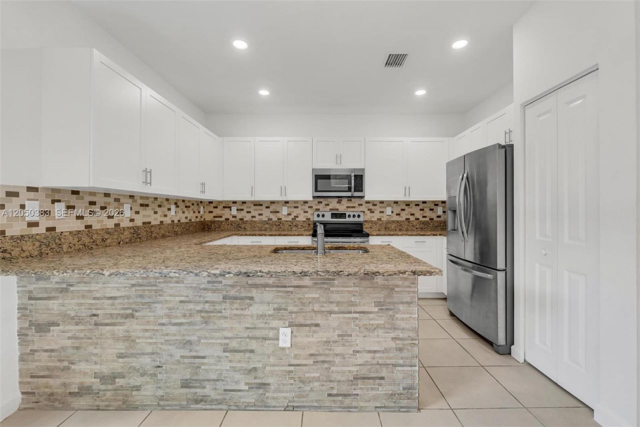 582 NE 207th St , Miami, FL 33179 Photo