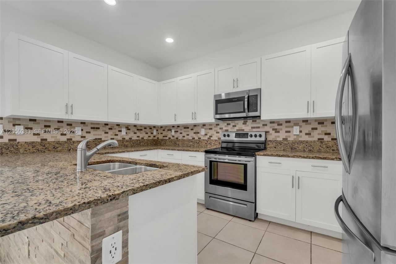 582 NE 207th St , Miami, FL 33179 Photo