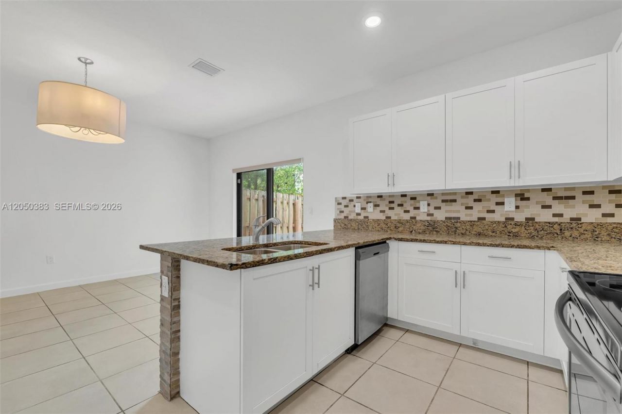 582 NE 207th St , Miami, FL 33179 Photo