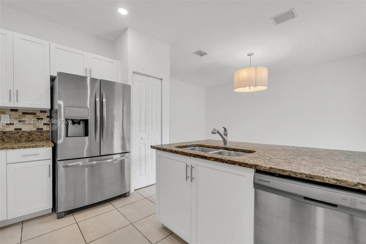 582 NE 207th St , Miami, FL 33179 Photo