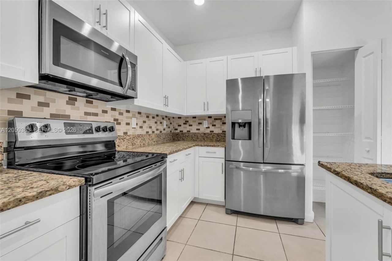 582 NE 207th St , Miami, FL 33179 Photo