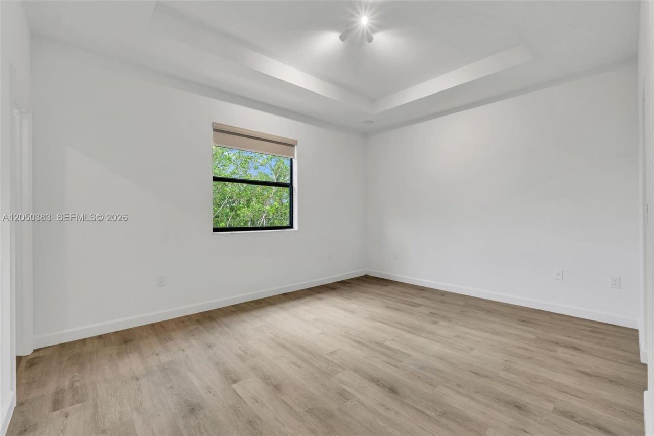 582 NE 207th St , Miami, FL 33179 Photo