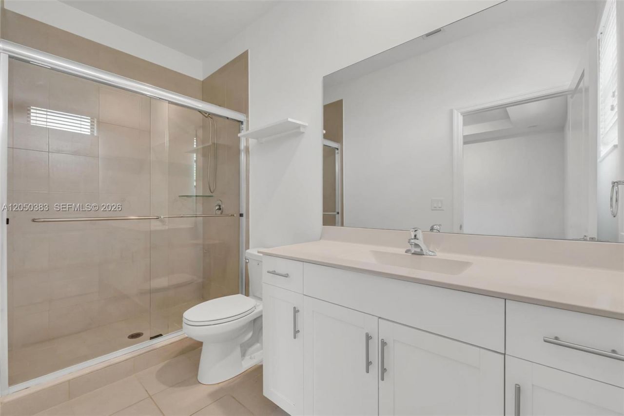 582 NE 207th St , Miami, FL 33179 Photo