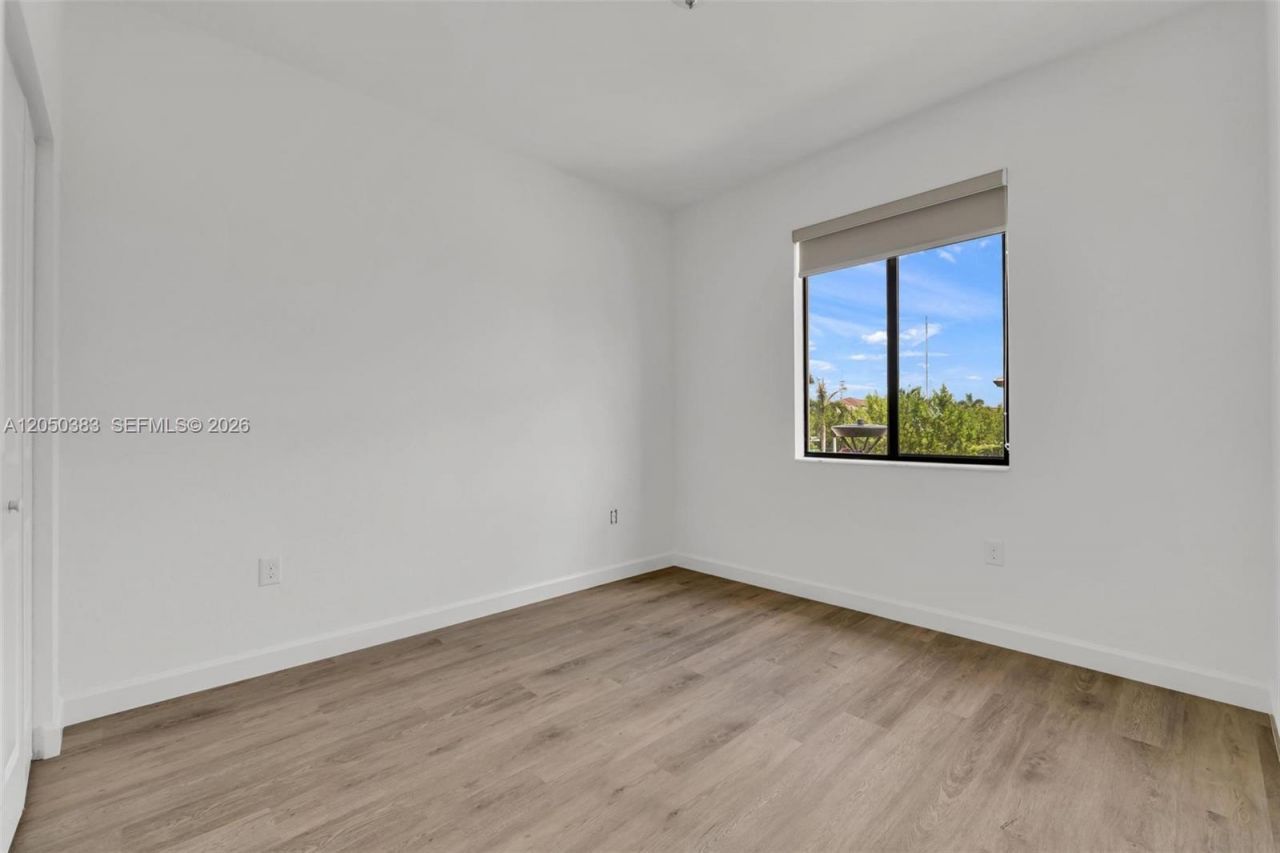 582 NE 207th St , Miami, FL 33179 Photo