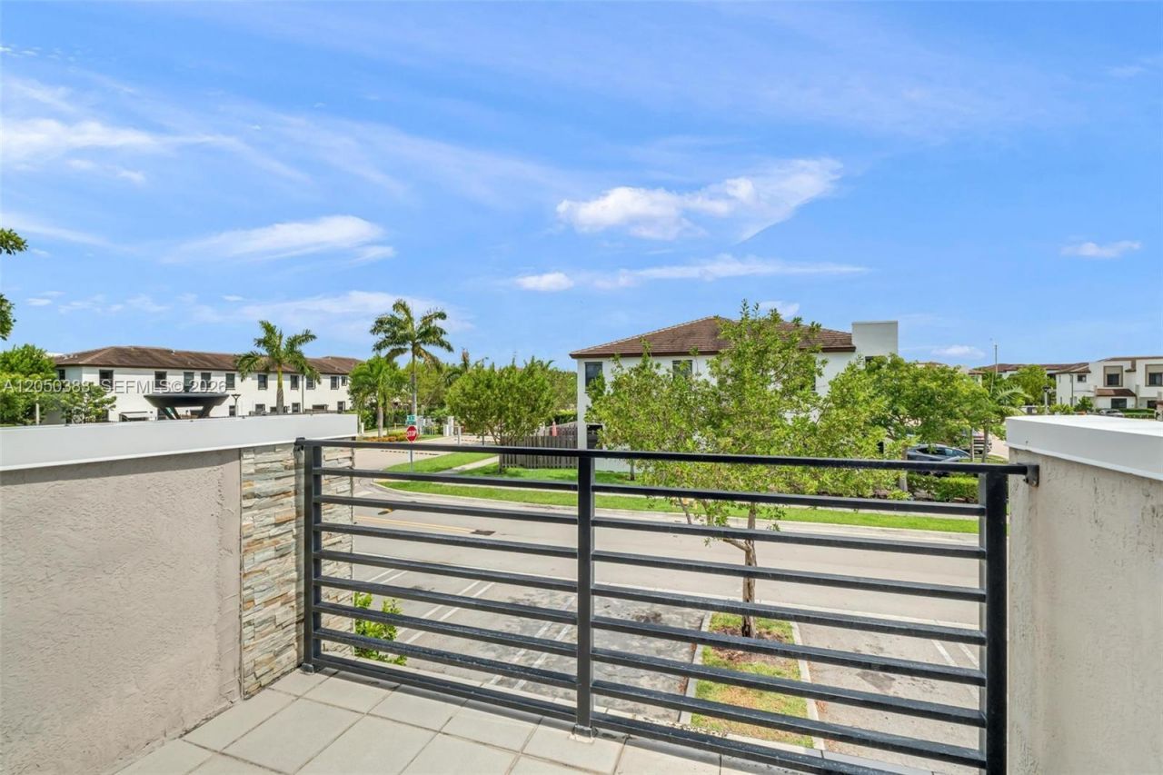 582 NE 207th St , Miami, FL 33179 Photo