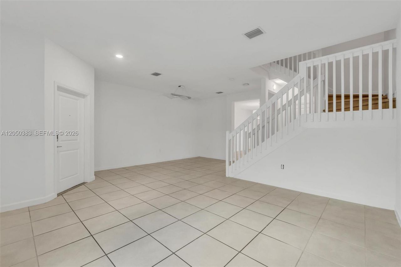 582 NE 207th St , Miami, FL 33179 Photo