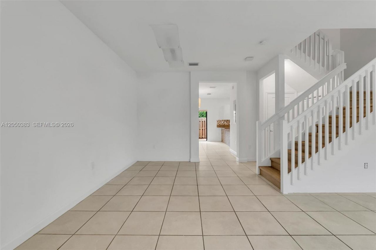 582 NE 207th St , Miami, FL 33179 Photo
