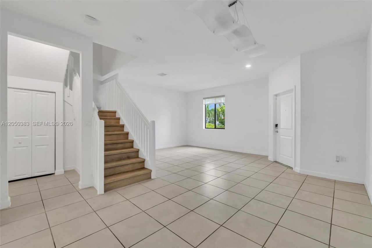 582 NE 207th St , Miami, FL 33179 Photo