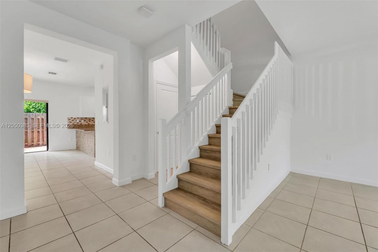 582 NE 207th St , Miami, FL 33179 Photo