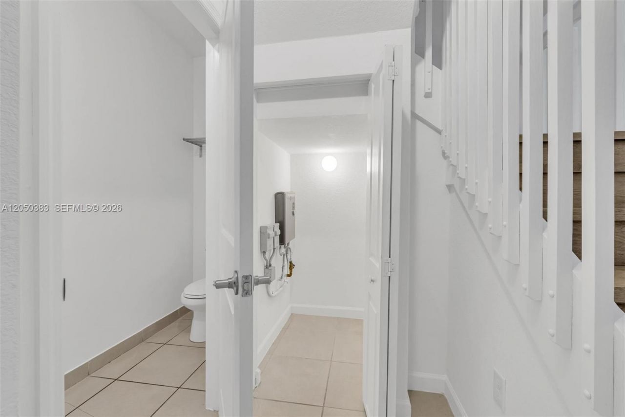 582 NE 207th St , Miami, FL 33179 Photo