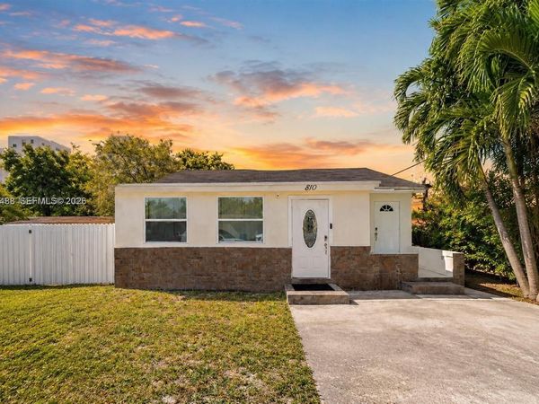 810 NW 21st Ct , Miami, FL 33125