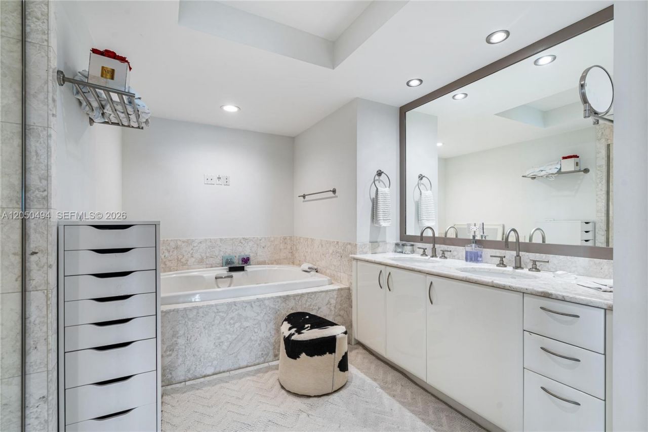 1331 Brickell Bay Dr, Unit 1611, Miami, FL 33131 Photo