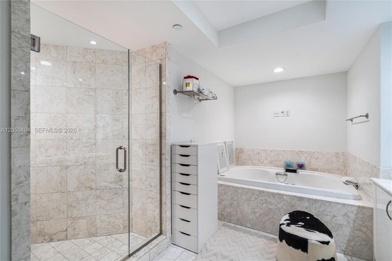 1331 Brickell Bay Dr, Unit 1611, Miami, FL 33131 Photo