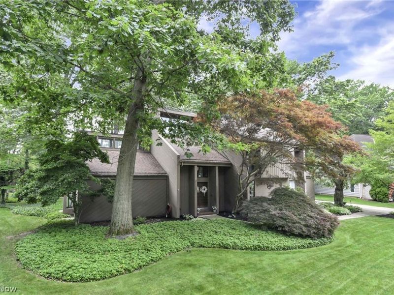 31115 Roxbury Park Drive, Bay Village, OH 44140 Photo 2