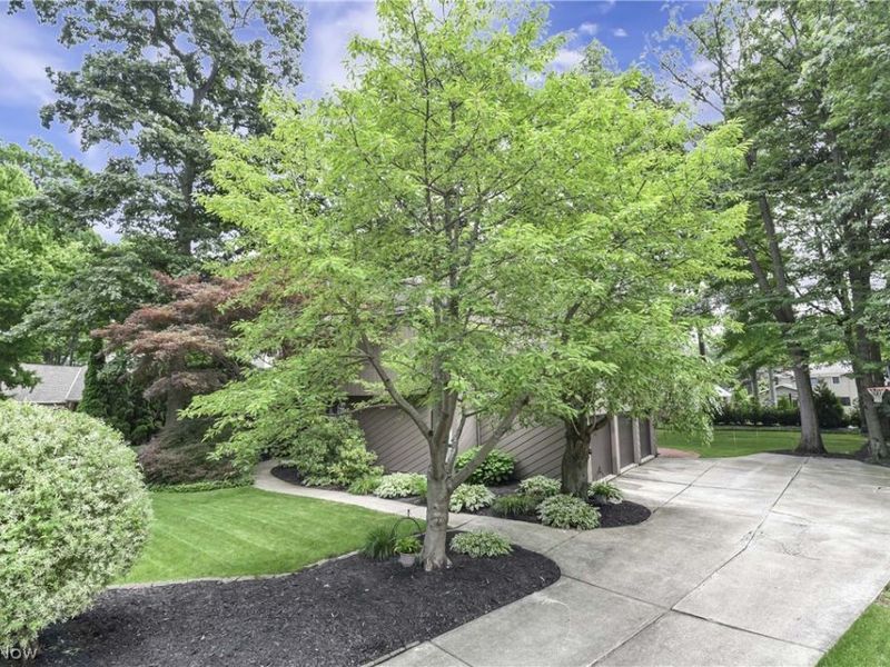 31115 Roxbury Park Drive, Bay Village, OH 44140 Photo 3