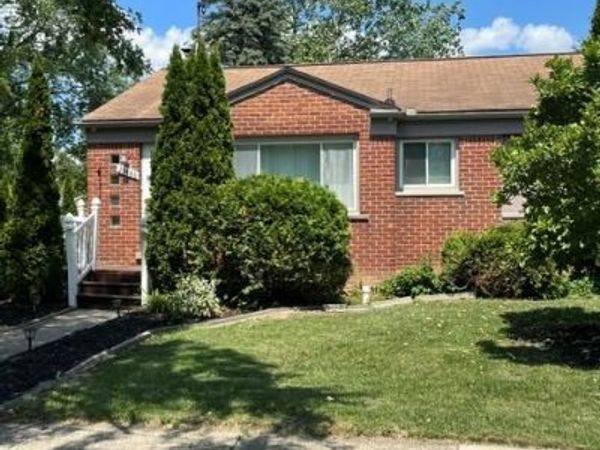 23886 Beacon Drive, Farmington, MI 48336