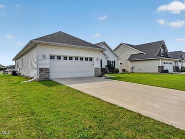 3927 Ten Mile Creek Drive, Sylvania, OH 43560