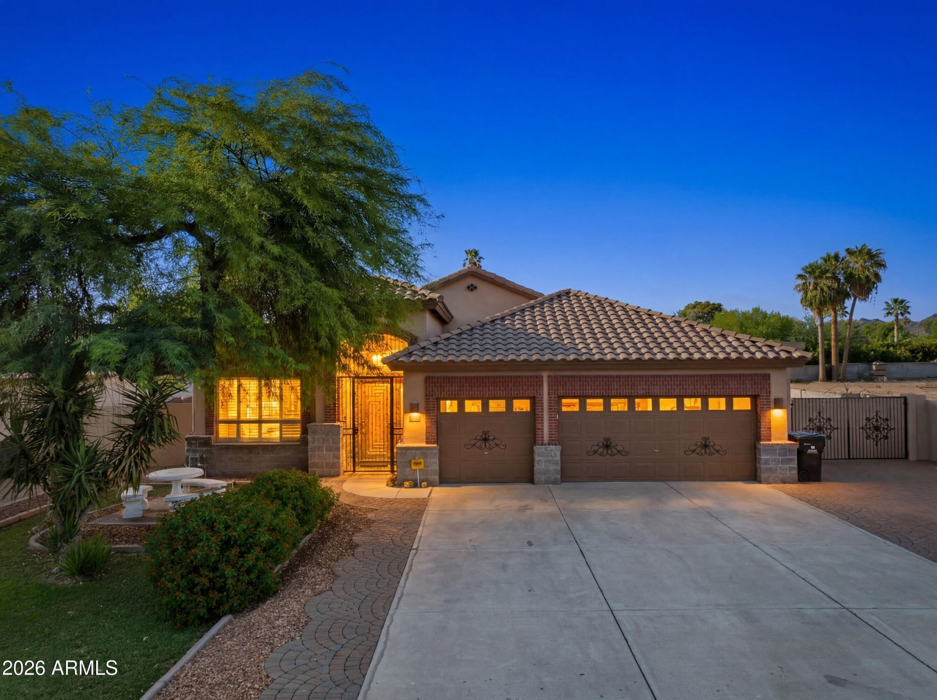 718 E Orangewood Avenue, Phoenix, AZ 85020 Main Photo