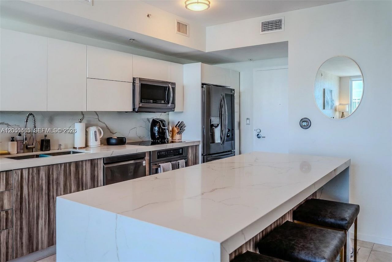 90 SW 3rd St, Unit 3703, Miami, FL 33130 Photo