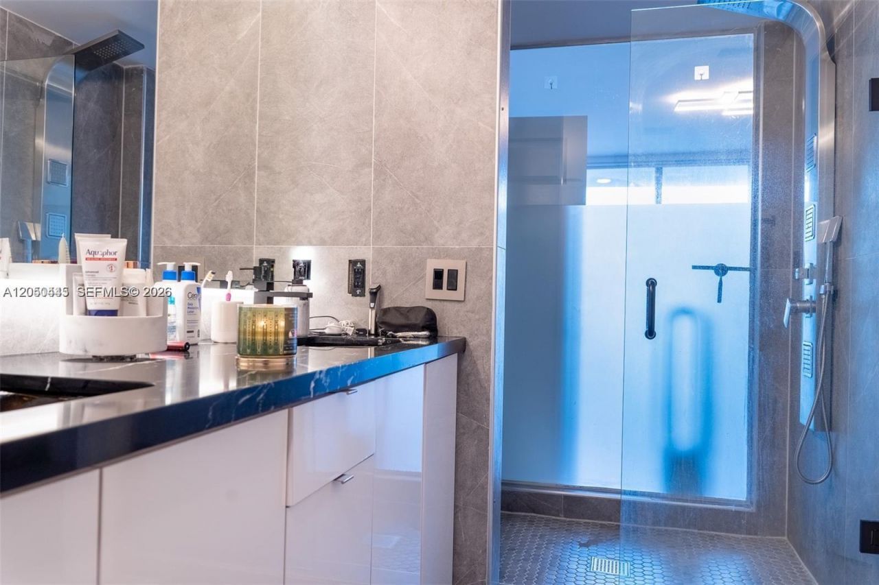 90 SW 3rd St, Unit 3703, Miami, FL 33130 Photo