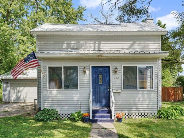 302 8th Ave NE , Independence, IA 50644