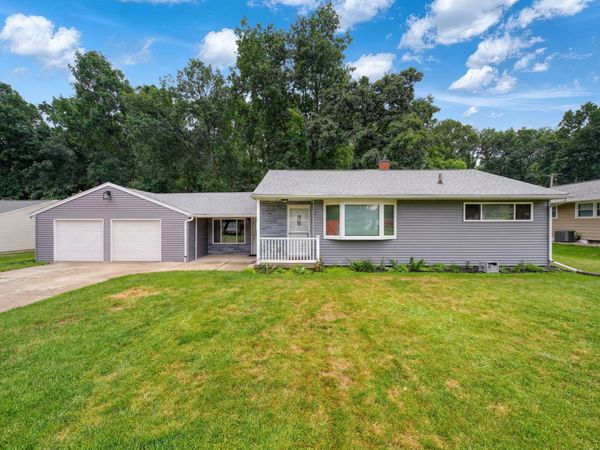 1511 Strathmoor Lane, Jackson, MI 49203