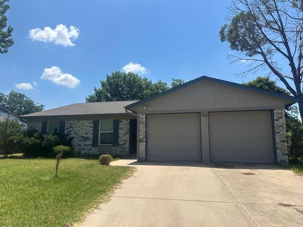 702 Meadowview Drive, Mansfield, TX 76063