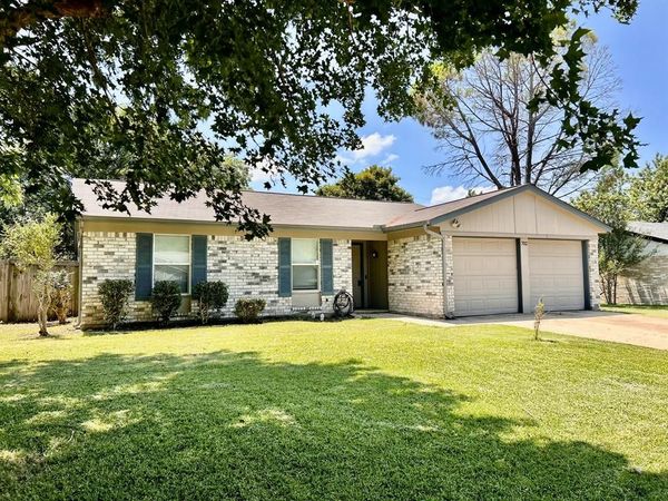 702 Meadowview Drive, Mansfield, TX 76063