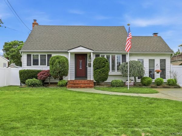 246 29th Street , Lindenhurst, NY 11757