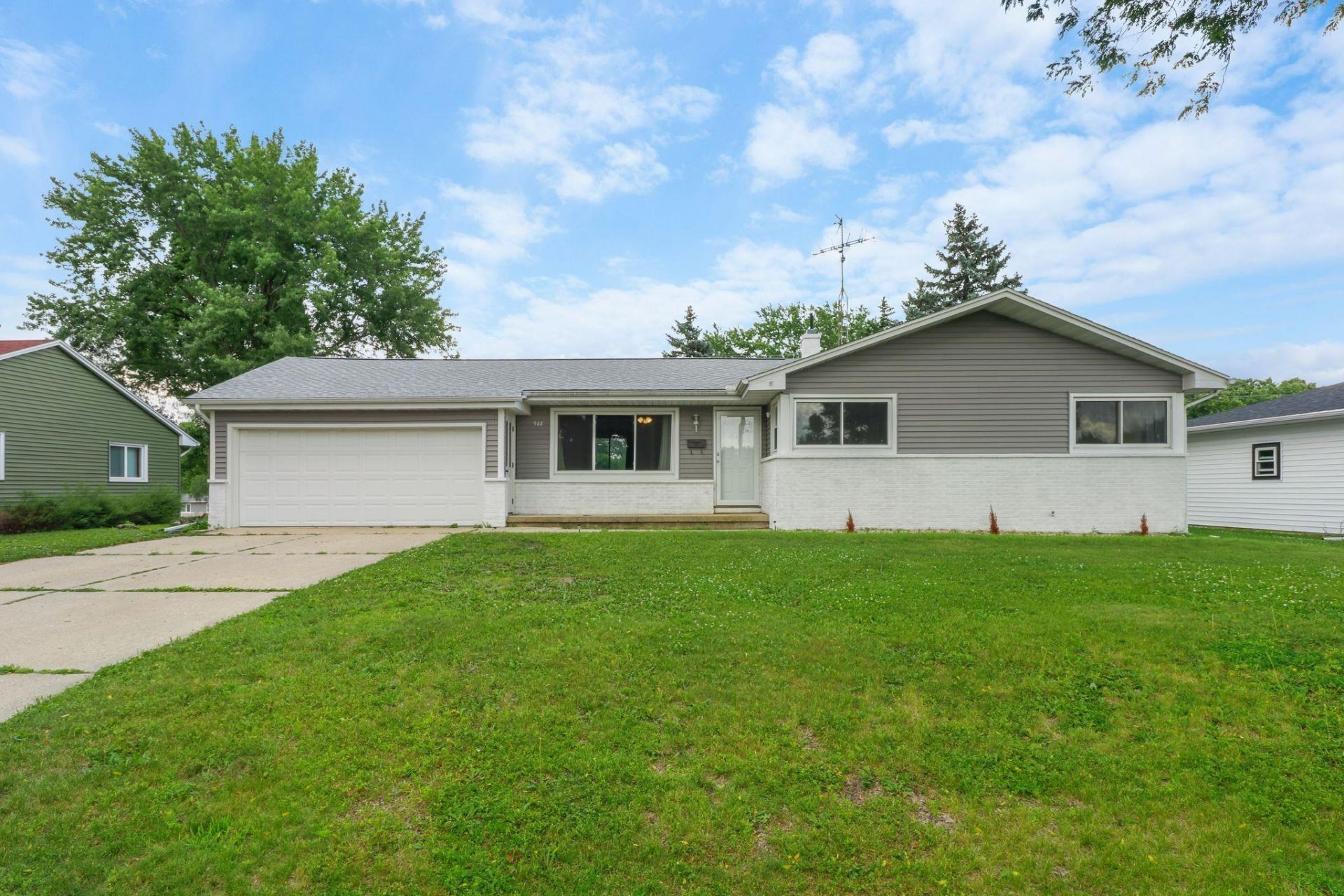 944 Hillside Drive, Jefferson, WI 53549 Main Photo