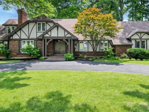 56 Meadowbrook Country Club Estate, Ballwin, MO 63011