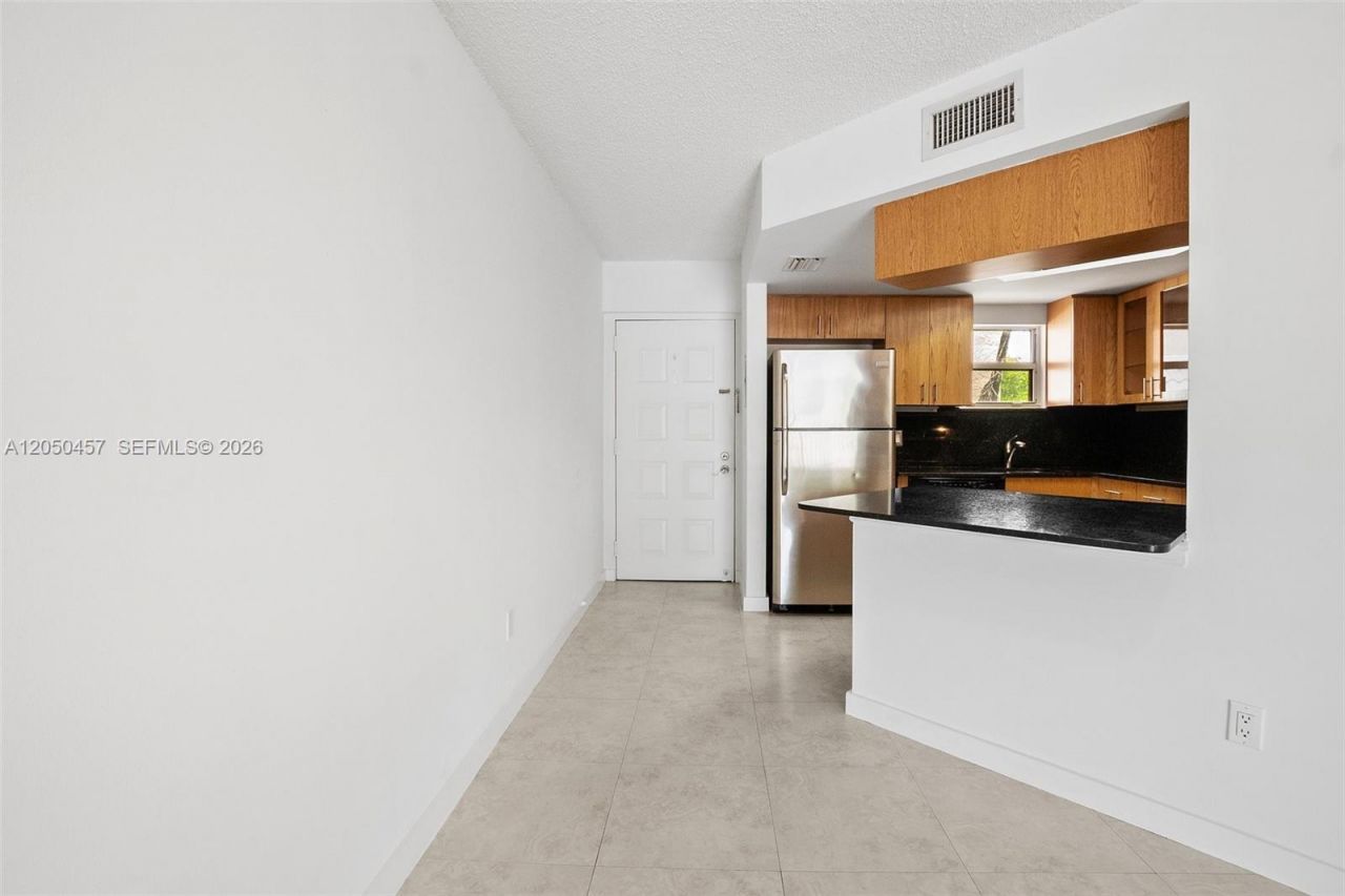 8373 Lake Dr , Unit 201, Doral, FL 33166 Photo