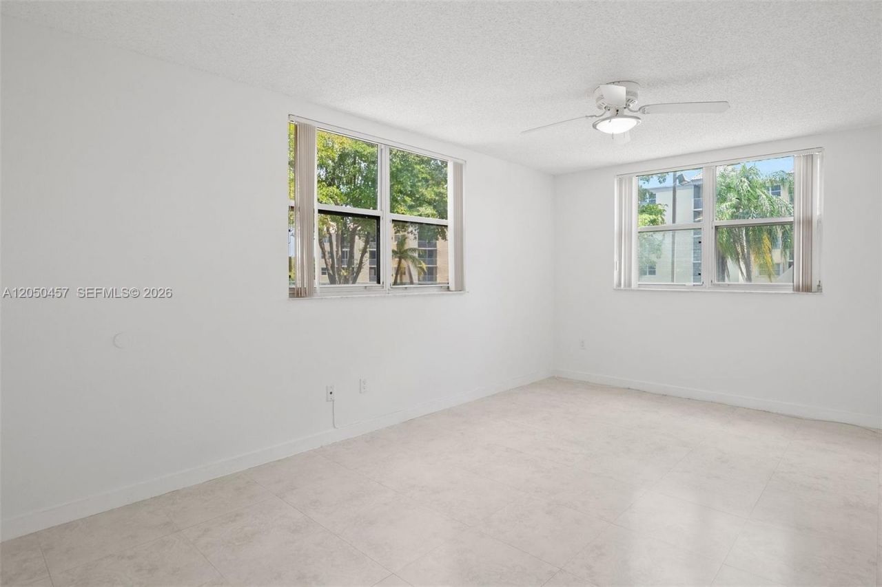 8373 Lake Dr , Unit 201, Doral, FL 33166 Photo