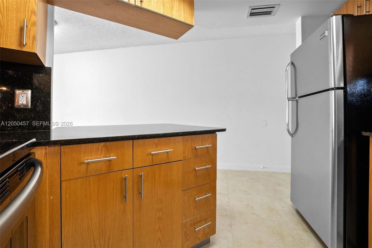8373 Lake Dr , Unit 201, Doral, FL 33166 Photo
