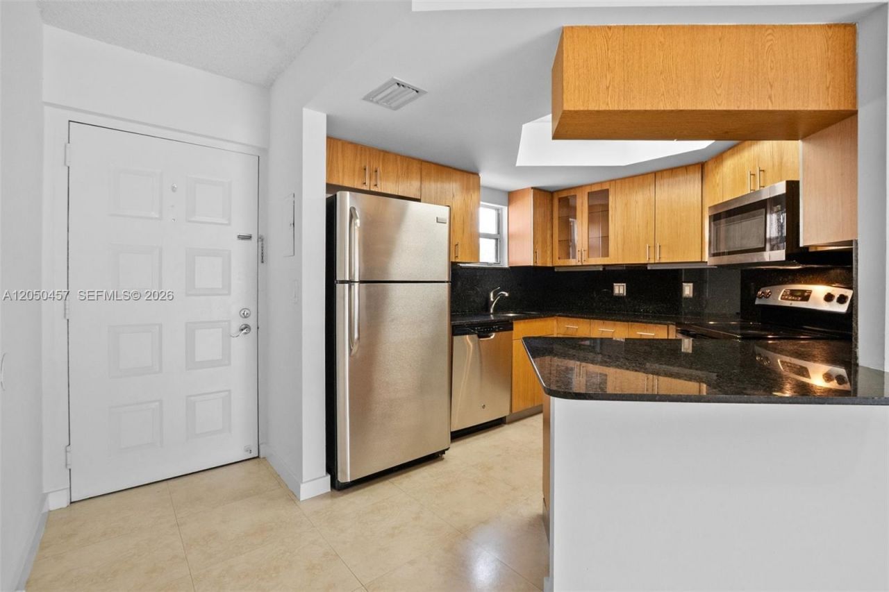 8373 Lake Dr , Unit 201, Doral, FL 33166 Photo