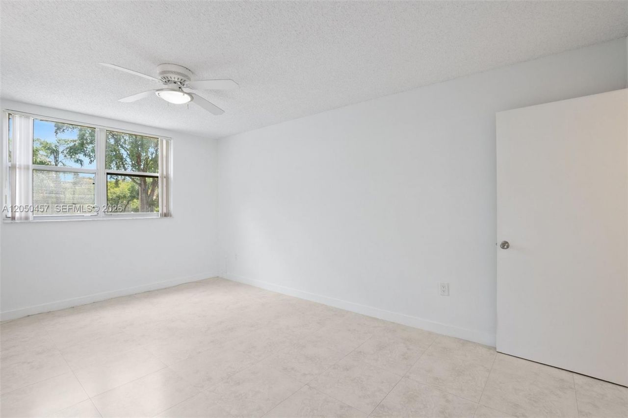 8373 Lake Dr , Unit 201, Doral, FL 33166 Photo