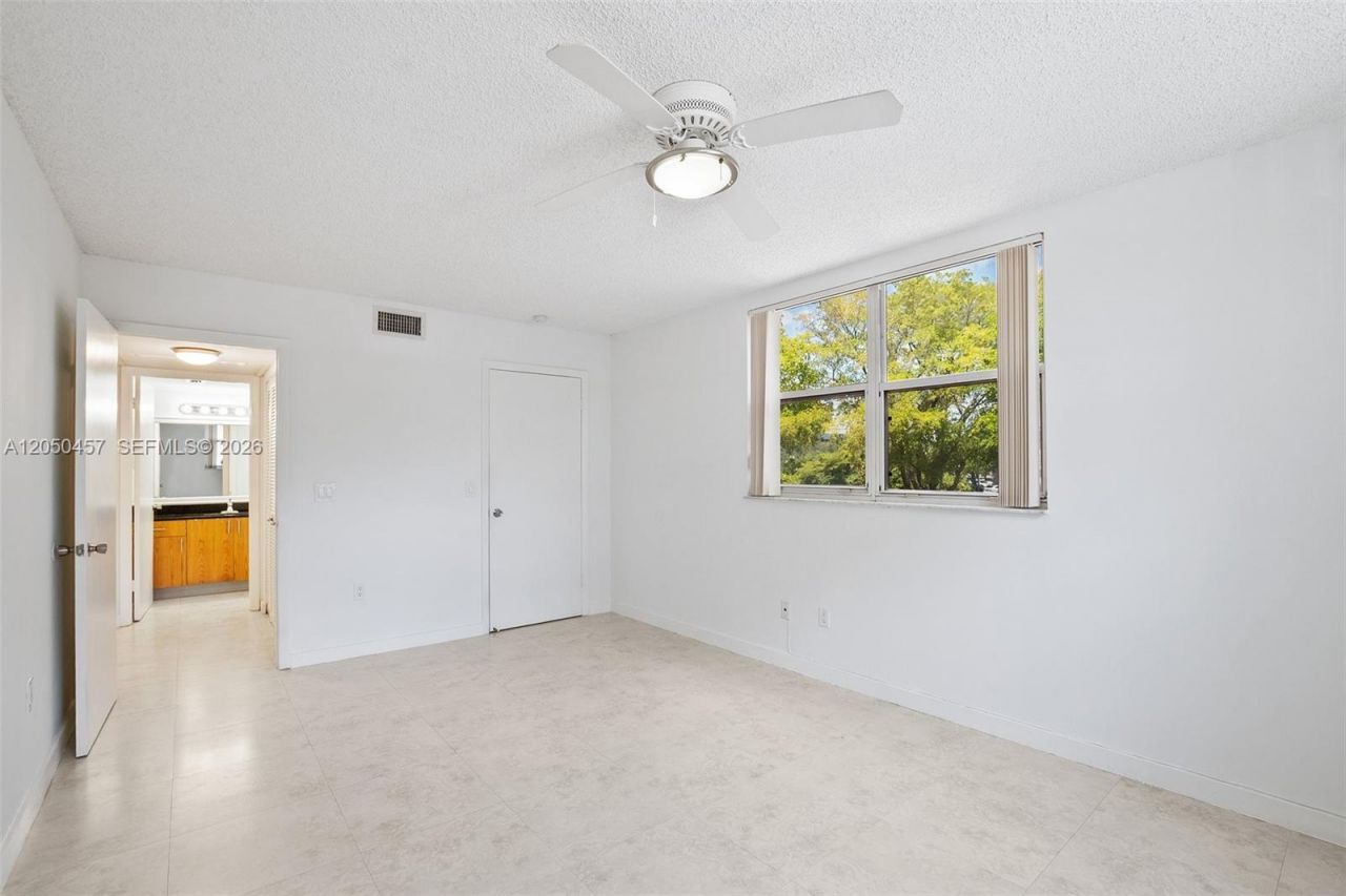 8373 Lake Dr , Unit 201, Doral, FL 33166 Photo