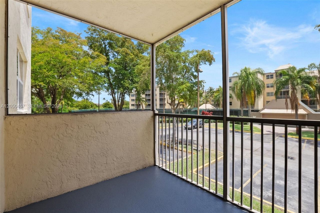 8373 Lake Dr , Unit 201, Doral, FL 33166 Photo