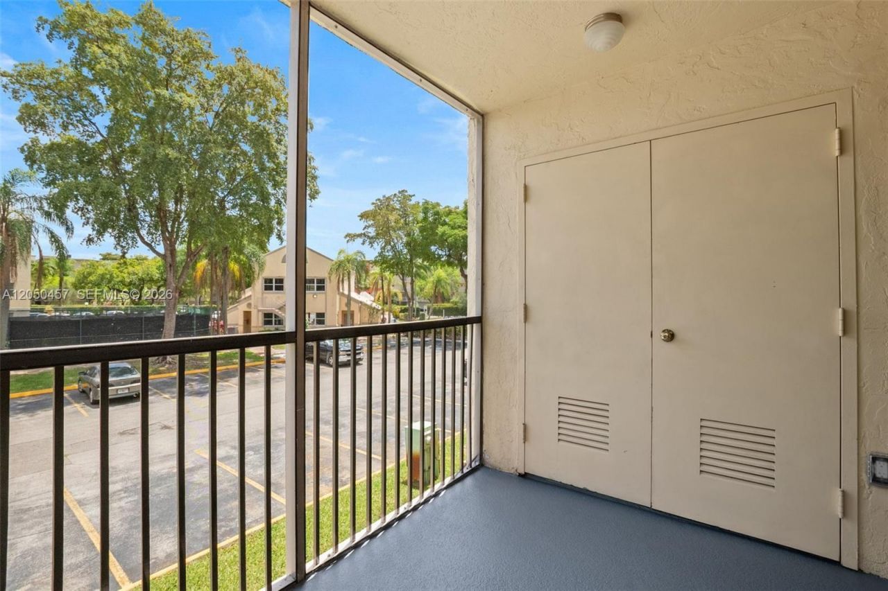 8373 Lake Dr , Unit 201, Doral, FL 33166 Photo