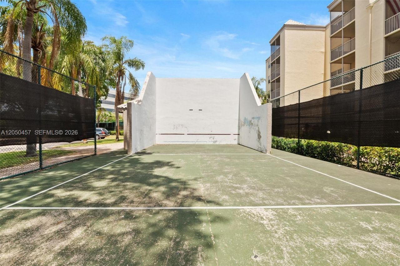 8373 Lake Dr , Unit 201, Doral, FL 33166 Photo