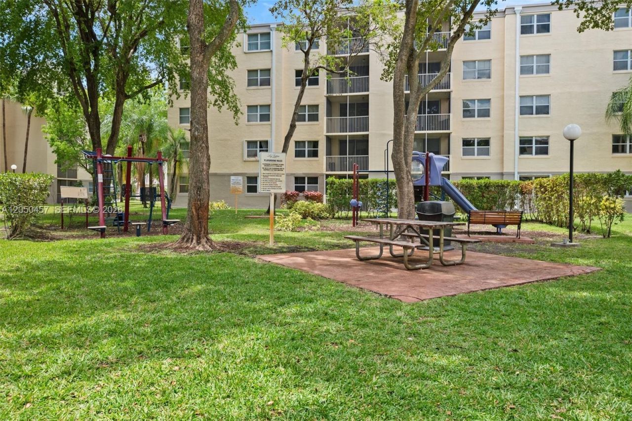 8373 Lake Dr , Unit 201, Doral, FL 33166 Photo