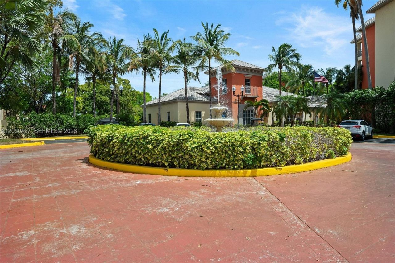 8373 Lake Dr , Unit 201, Doral, FL 33166 Photo