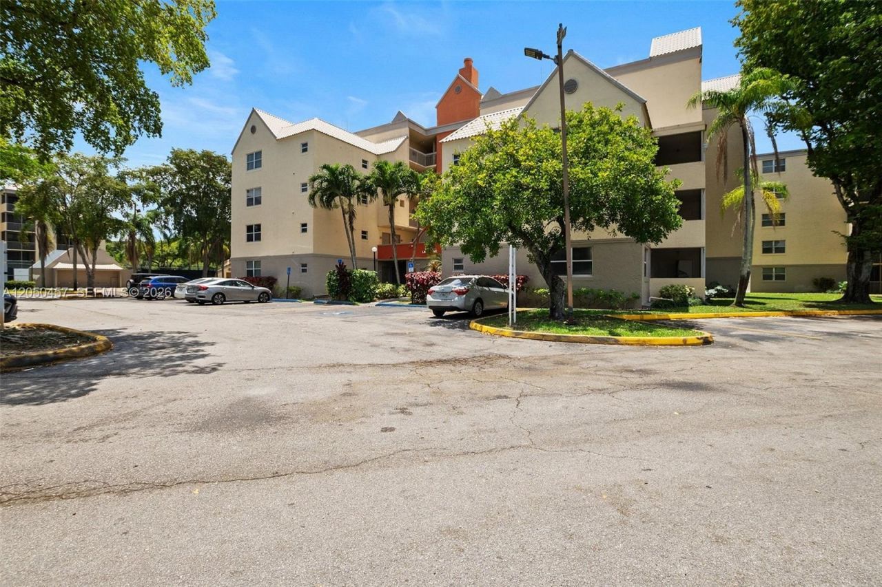 8373 Lake Dr , Unit 201, Doral, FL 33166 Photo