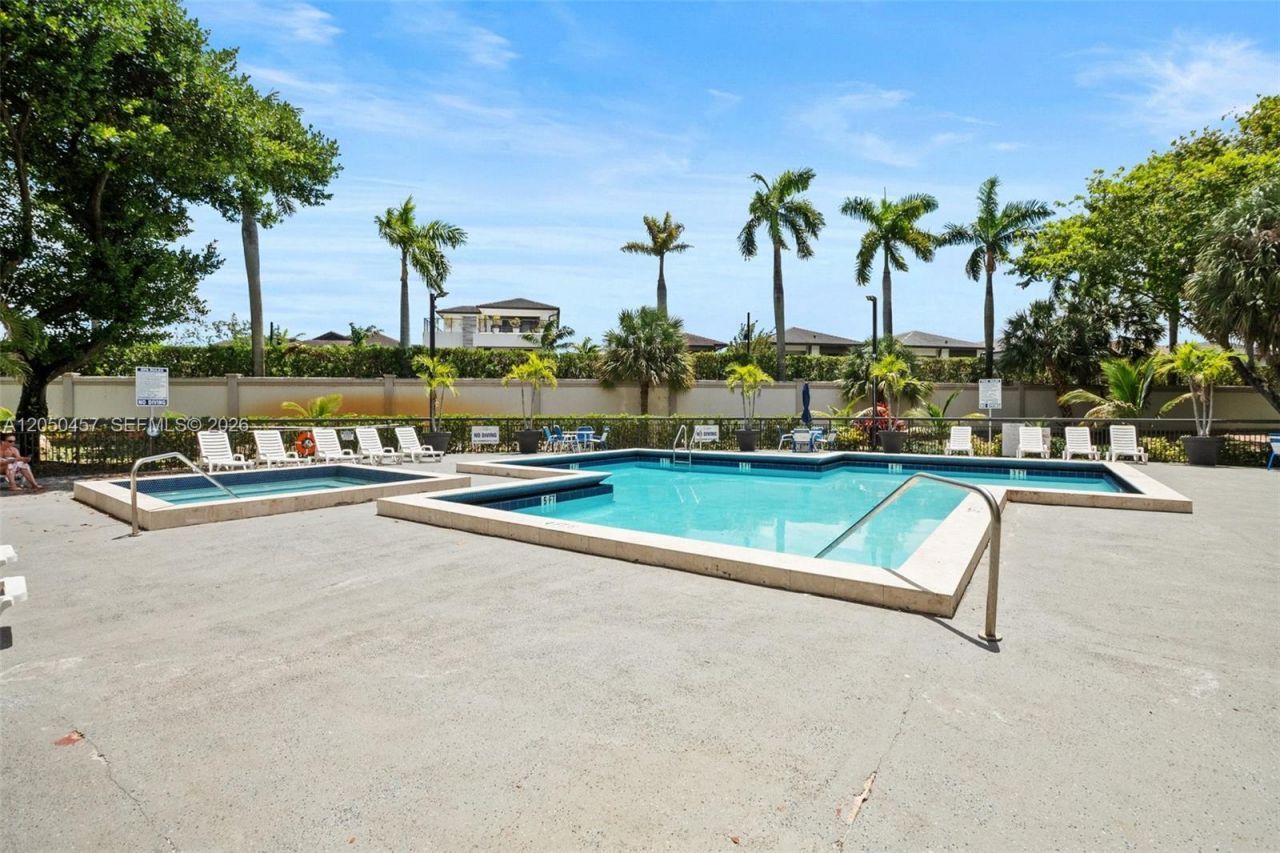 8373 Lake Dr , Unit 201, Doral, FL 33166 Photo