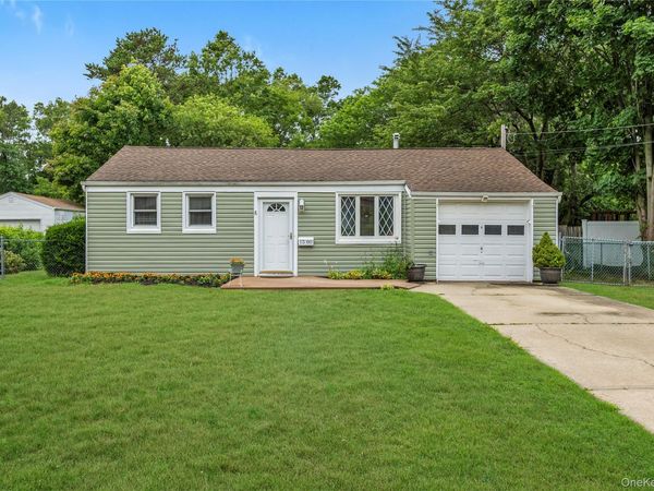 1580 N Gardiner Drive , Bay Shore, NY 11706