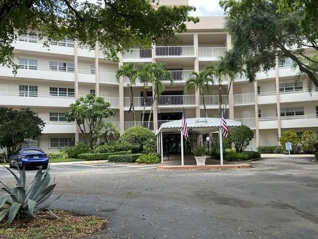 3800 Oaks Clubhouse Drive, Unit 112, Pompano Beach, FL 33069 Photo